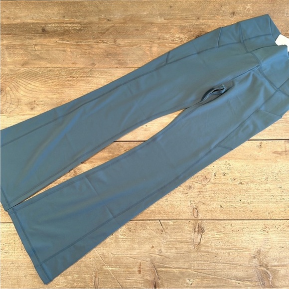 FABLETICS Pureluxe High Waisted Oasis Pocket Kick Flare Storm Slate Regular NWT - Picture 2 of 9